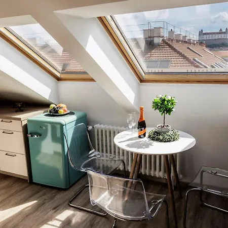 Queen Flat In Old Town With Castle View 아파트 *