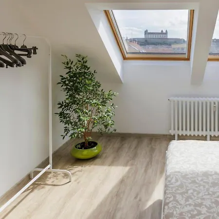 Queen Flat In Old Town With Castle View 아파트